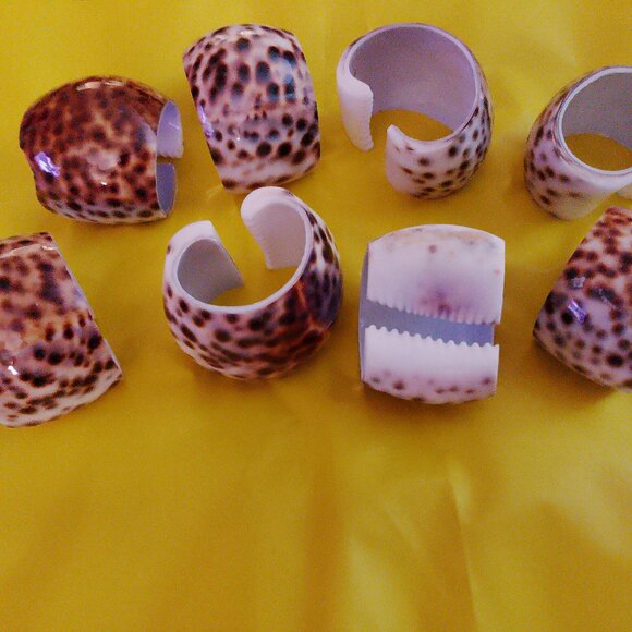 VINTAGE Real Tiger Cowrie Shell Napkin Rings Set of 8 - Picture 1 of 2
